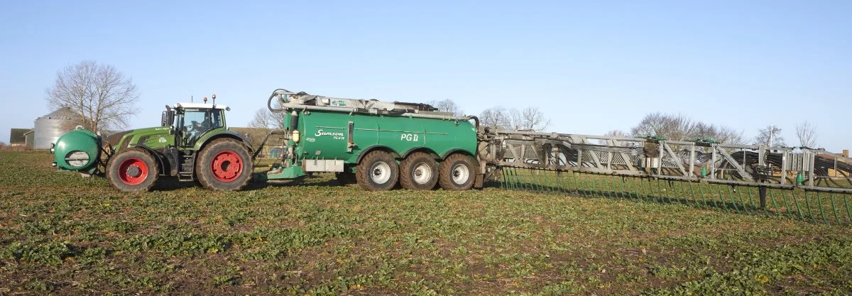 På en af de første februar-dage er BSN Agro her i færd med gylleudbringning på Kullerupgård med 36 meter slangebom. Det var samme sted, som Bjørn Staun Nielsen for 11 år siden startede som selvstændig med traktor og gyllevogn. Fotos: Erik Hansen