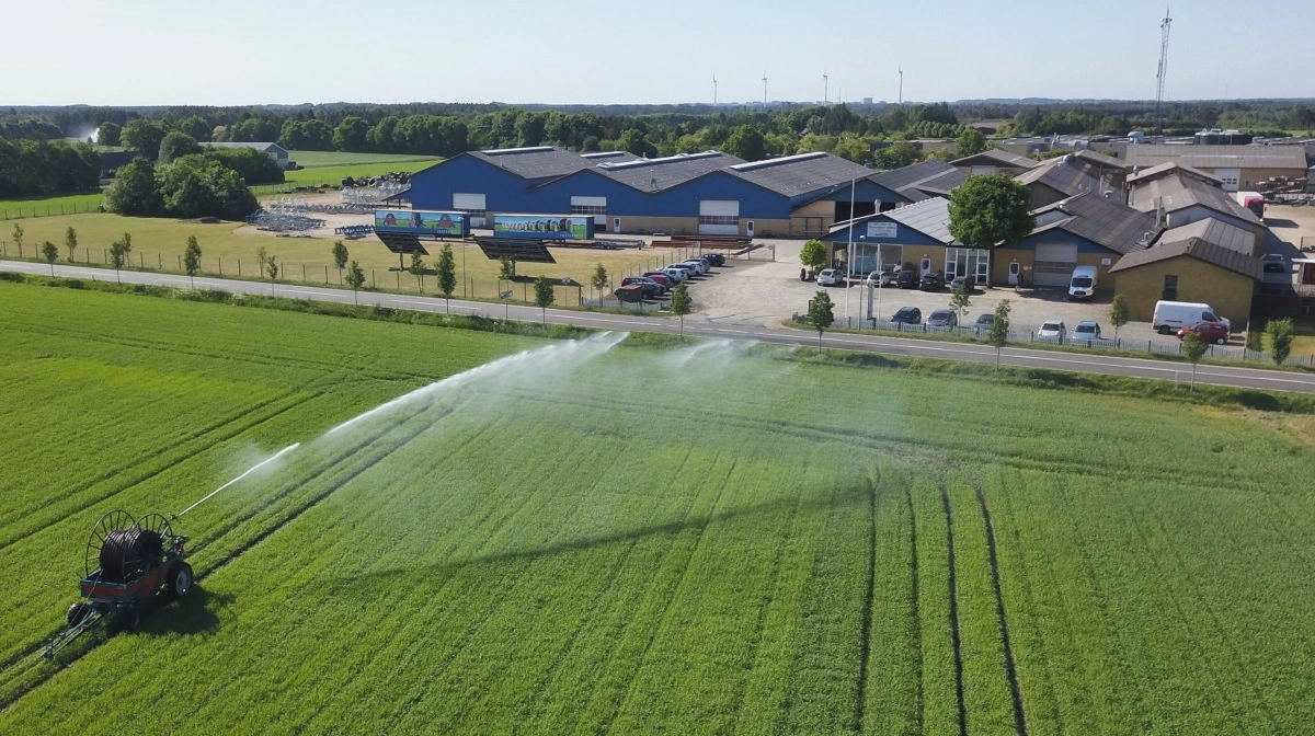 I år er det 50 år siden Fasterholt Maskinfabrik producerede sin første, selvkørende vandingsmaskine. Fotos: Fasterholt Maskinfabrik