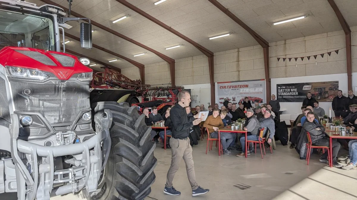 Morten Damsgaard fra AgriTech Media stod for præsentationen af den nye Massey Ferguson 9S.425 traktor for de indbudte Heden-kunder. Fotos: Erik Hansen