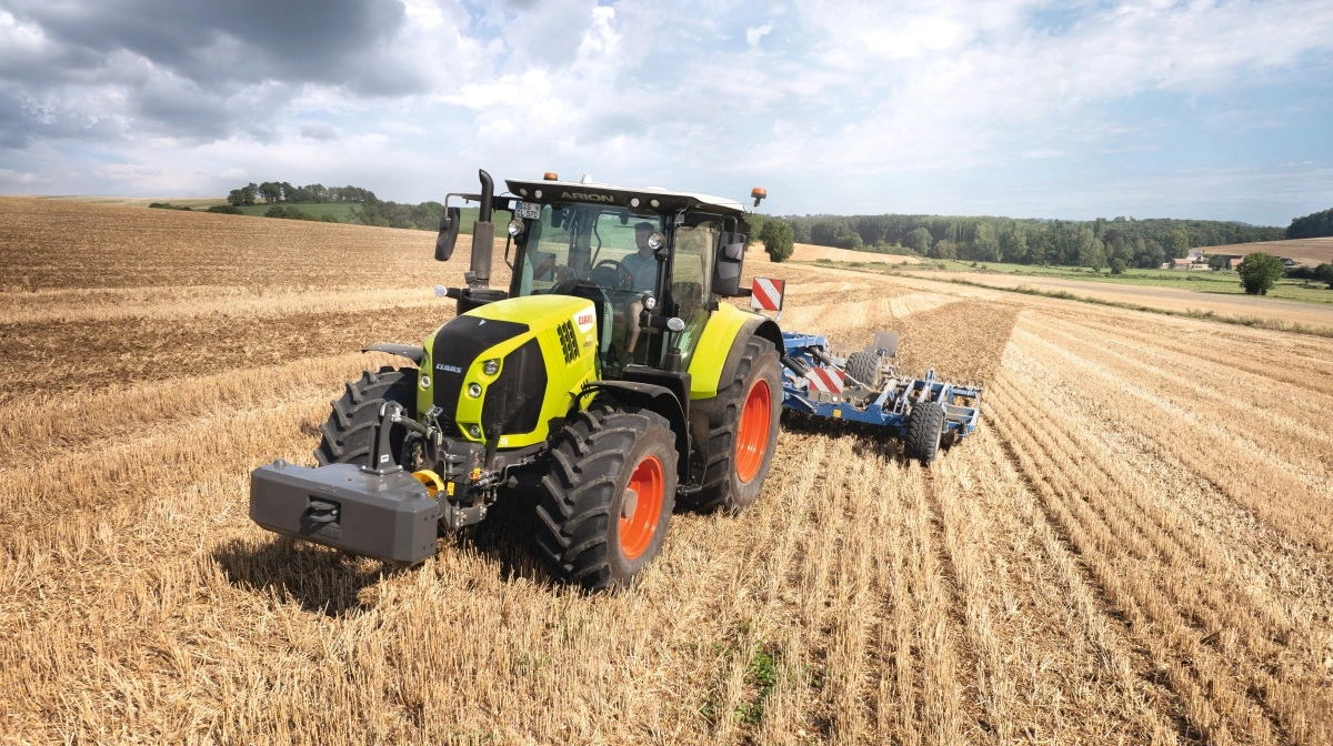 Den nye Arion 570 Cmatic leverer konstant 180 hestekræfter og 730 Nm ved 1.400 omdr./min. fra den firecylindrede motor. Det giver en kompakt traktor med mange anvendelsesmuligheder. Foto: Claas