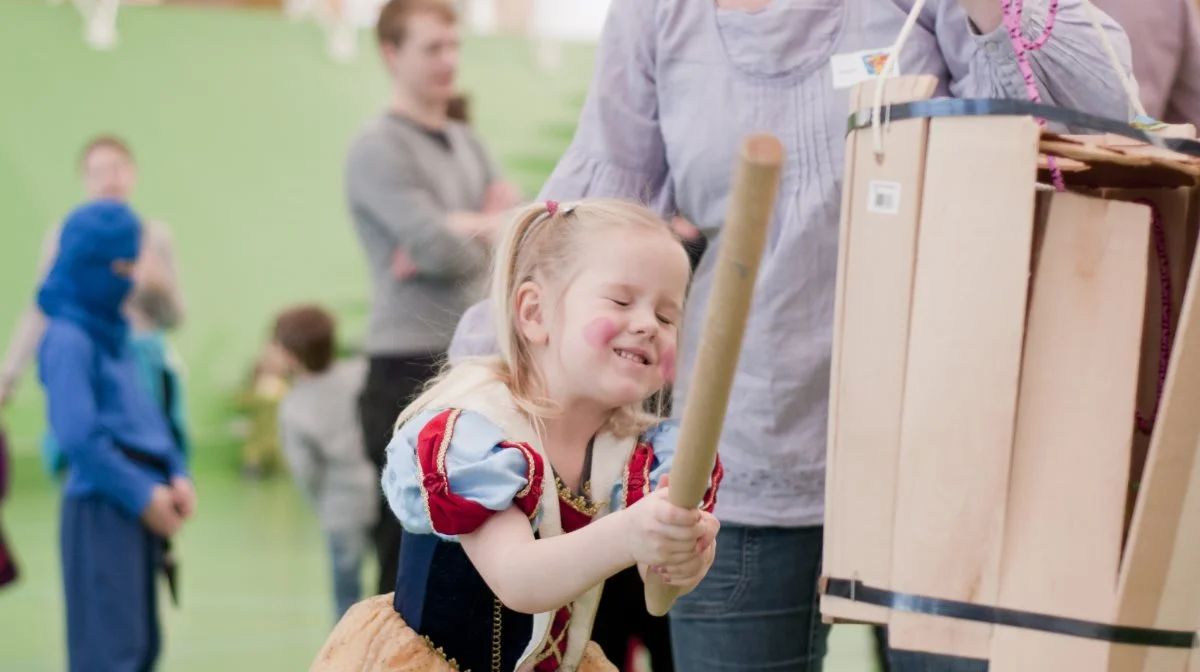 Udklædning og tøndeslagning er nogle af de traditioner, der - ligesom fastelavnsbollen - stammer helt tilbage fra middelalderen. Foto: Colourbox