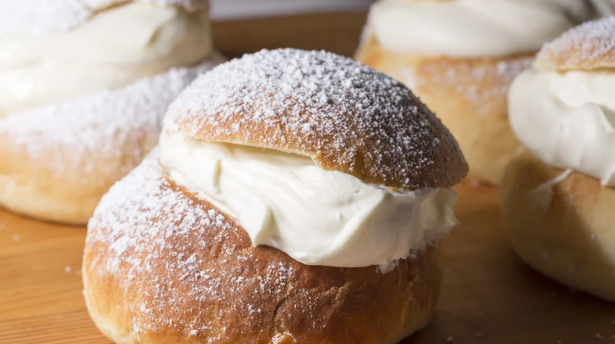 De svenske fastelavnsboller heller Semlor og er fyldt med marcipan og flødeskum. Foto: Colourbox