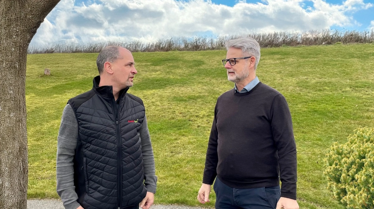 Nytiltrådte Kristian Jensen (t.v) i snak med markedsdirektør i Danish Agro, Henrik Bendtsen. Foto: Danish Agro