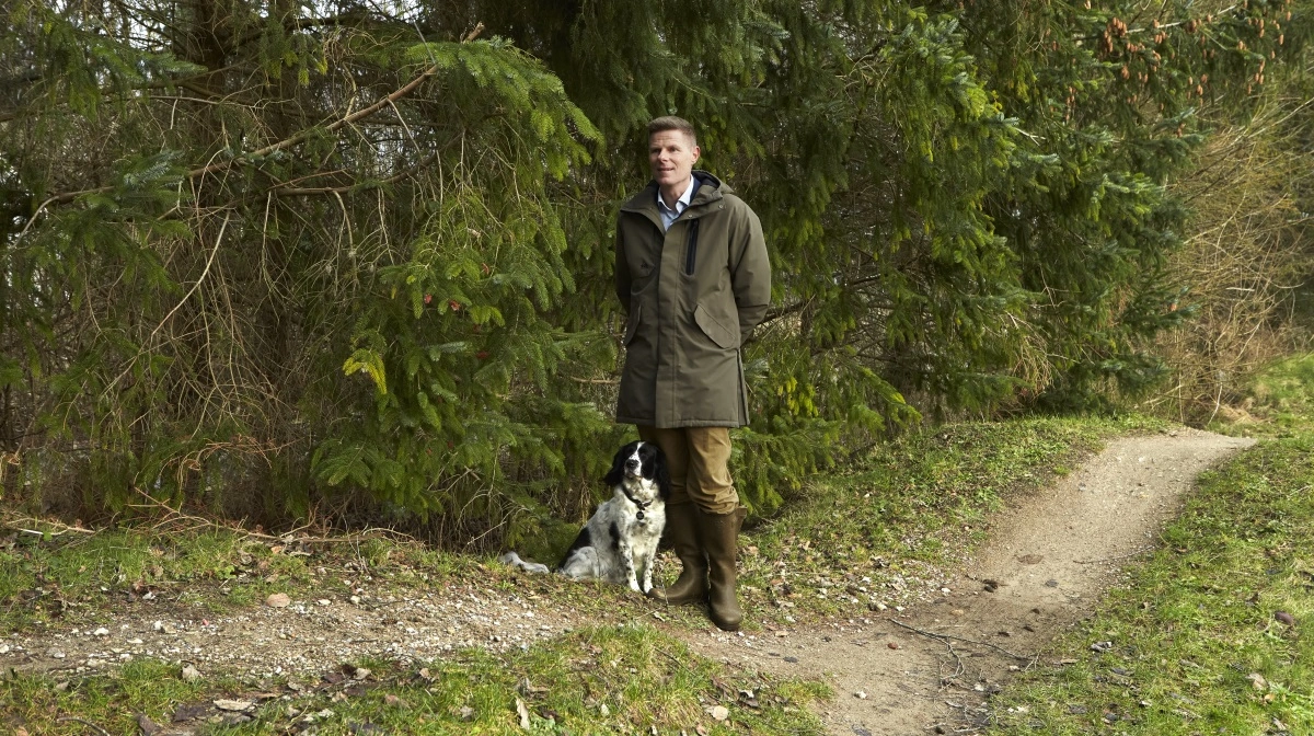 Når genbrugspladserne bugner af stammer og afklippede grene og buske, så står Daniel Fleischer klar til at tage sig kærligt af det hele. Han er netop blevet ansat og skal være med til at styrke Södras fokus på vedvarende energi. Foto: Södra