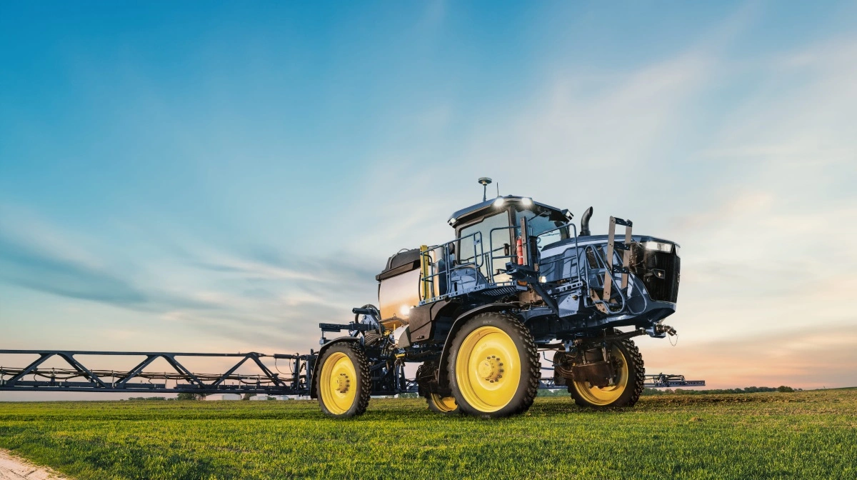 Landbruget gennemgår en teknologisk revolution, hvor traditionelle metoder afløses af mere effektive og produktive løsninger. Ifølge BKT, en af verdens største producenter af offroad-dæk, vil fremtidens dæk være udstyret med IoT-sensorer, der i realtid kan overvåge tryk, slid og ydeevne. Disse intelligente sensorer vil optimere drift og vedligeholdelse, hvilket reducerer nedetid og forbedrer brændstofeffektiviteten. Arkivfoto