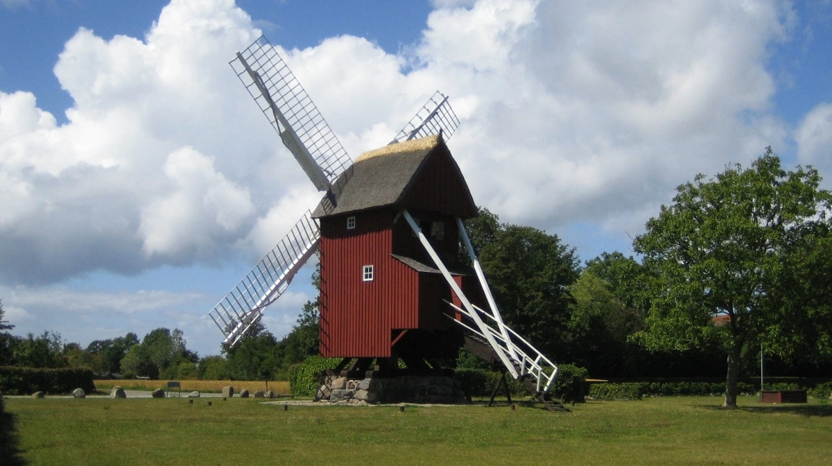 Stubmøllen Kappel Mølle på det vestligste Lolland syd for Nakskov er også fredet. Den er antageligt bygget ca. 1730, men er muligvis noget ældre. Foto: Ramloser via Wikimedia Commons.