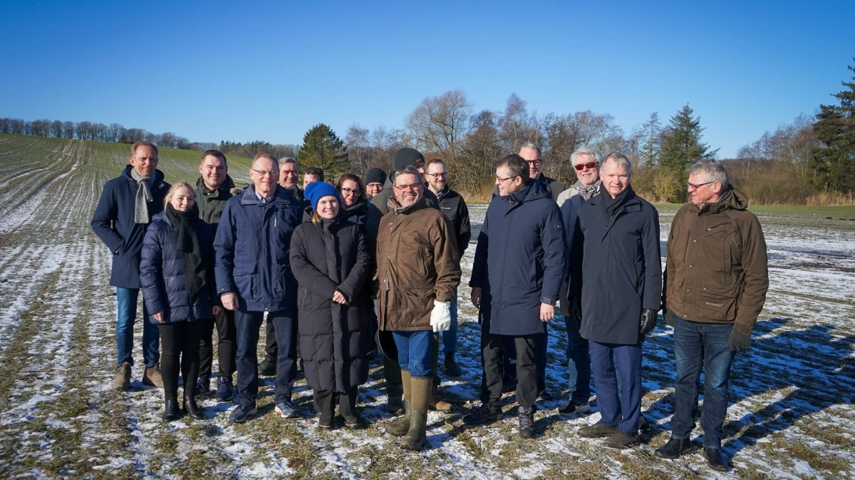 Politikere som Erling Bonnesen (V), Karsten Hønge (SF), Jens Henrik Thulesen Dahl (DD) og Lars Christian Lilleholt (V) var med en tur ude på Finn Eskelund Andersens marker ved Frærup syd for Nyborg. Foto: Velas
