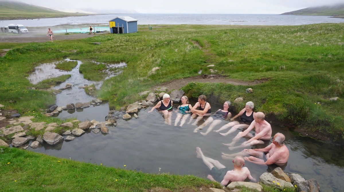 Gennem historien har islændingene helt siden vikingetiden benyttet sig af de varme kilder, der er spredt ud over landet. En chance for et varmt bad skal man aldrig lade gå fra sig, og udsigten fra badet kan være ganske unik. Fotos: Niels Damsgaard Hansen