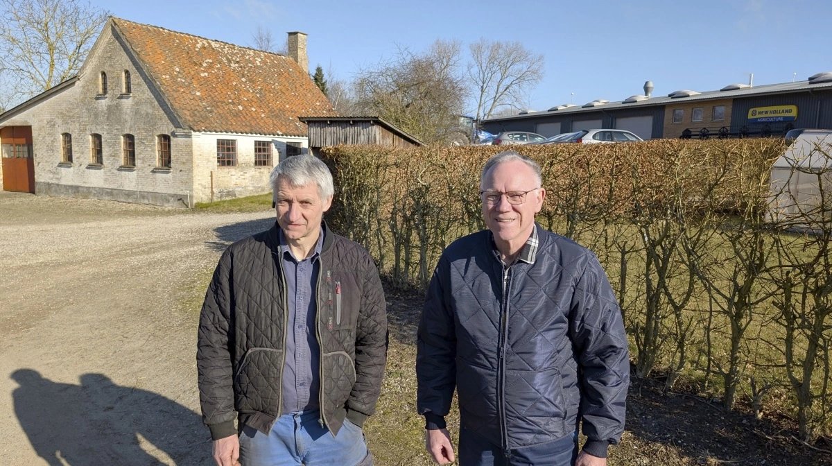 Lars og Mogens Jørgensen (th.) er femte generation hos Egebjerg Smedie - her foran den oprindelige landsbysmedje.