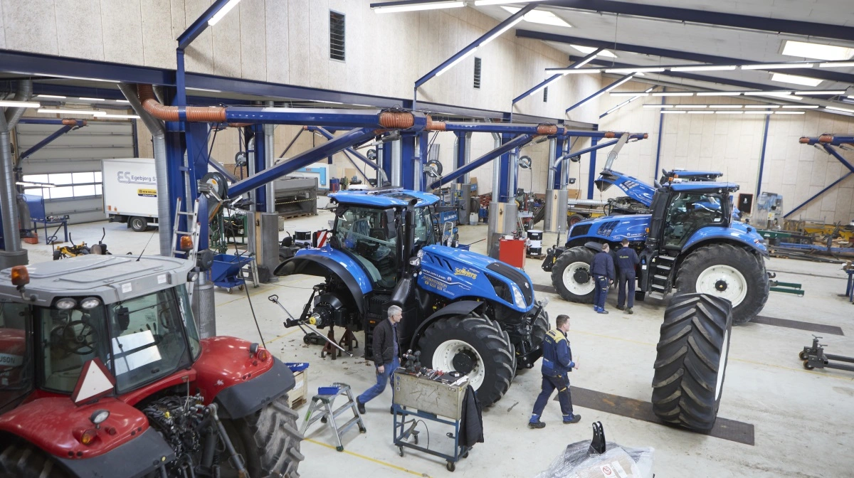 I det topmoderne værksted er en ny New Holland-traktor i færd med at blive klargjort til en af Egebjerg Smedie mange trofaste kunder, Solbjerg Maskinstation.