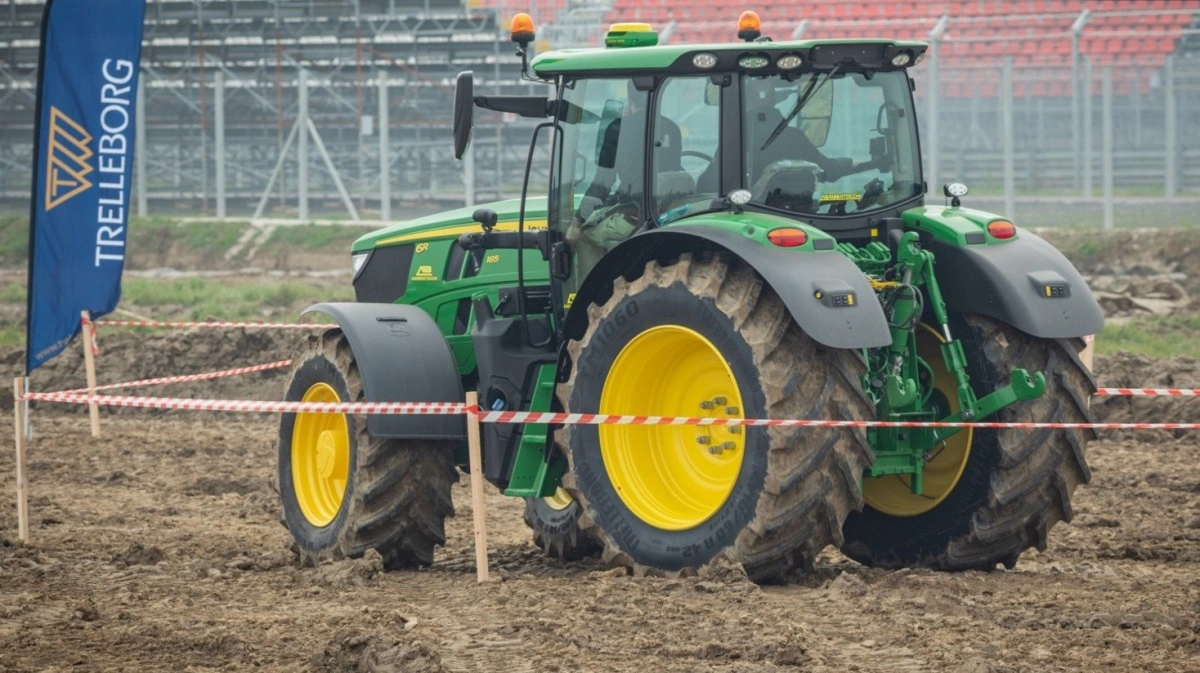 Som teknisk partner til konkurrencen var det John Deere og Trelleborg, der havde trukket det længste strå. Så deltagerne havde mulighed for at teste dæk og traktorer til det yderste. Foto: Trelleborg