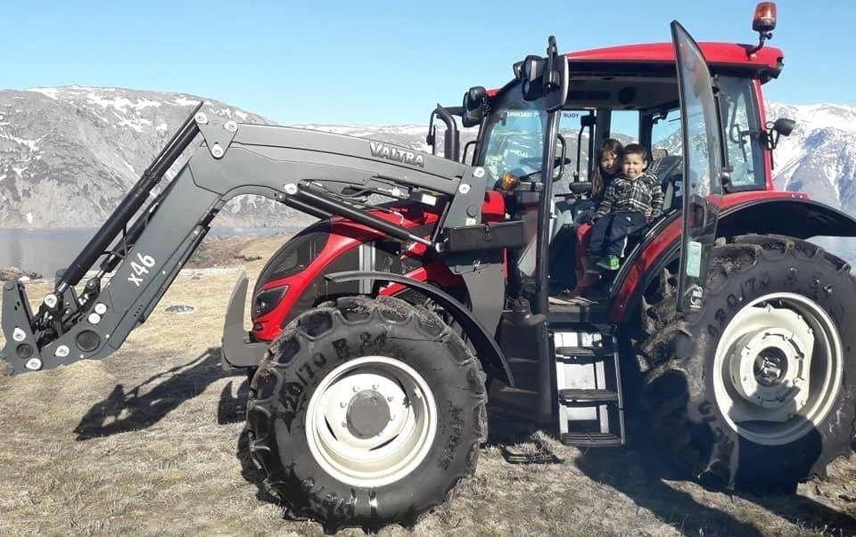 De årlige kundemøder på Grønland betyder meget for Flemming Tandrup. I mange år har han brugt et par dage om året deroppe og har solgt over 40 Valtra-traktorer til fåreavlere, kommuner og entreprenører. De starter selvom det er kundekoldt.