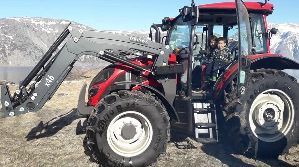 De årlige kundemøder på Grønland betyder meget for Flemming Tandrup. I mange år har han brugt et par dage om året deroppe og har solgt over 40 Valtra-traktorer til fåreavlere, kommuner og entreprenører. De starter, selvom det er hundekoldt.