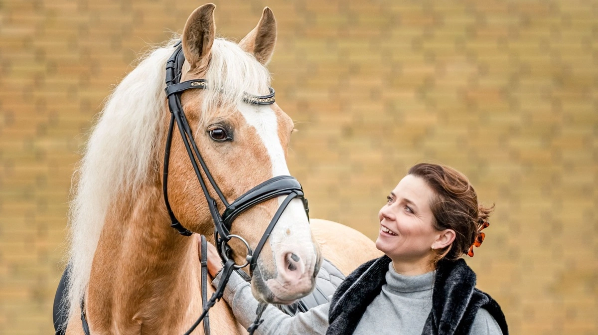 Tina Bjerregaard blev oprindeligt udlært staldmester i 1997 og har været en del af hestebranchen lige siden, blandt andet som ejer af ridecenter, hestefoderkonsulent, avler af sportsponyer og professionel rytter. Foto: Lundegaard