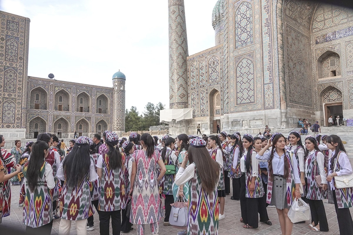 Unge studerende på Registan pladsen i hjertet af det gamle Samarkand i Usbekistan.