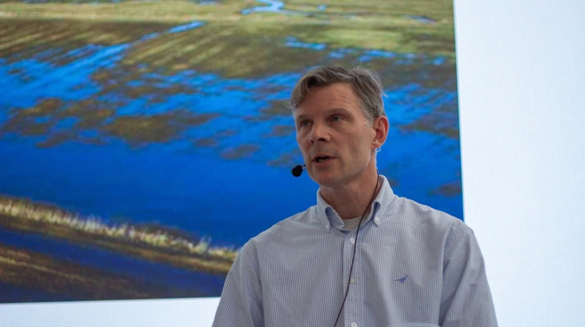 Da Peter Kiær på generalforsamlingen i Bæredygtigt Landbrug nåede afslutningen på en lang beretning, meddelte den sjællandske griseproducent overraskende, at han stopper som formand. Foto: Morten Ipsen