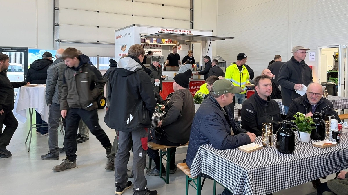 Semler Agro benyttede Åben Maskinvej til at vise sit nye, sjællandske hovedkvarter frem, og her blev over 4.000 pølser langet over disken i løbet af de to dage.  Foto: Jesper Hallgren