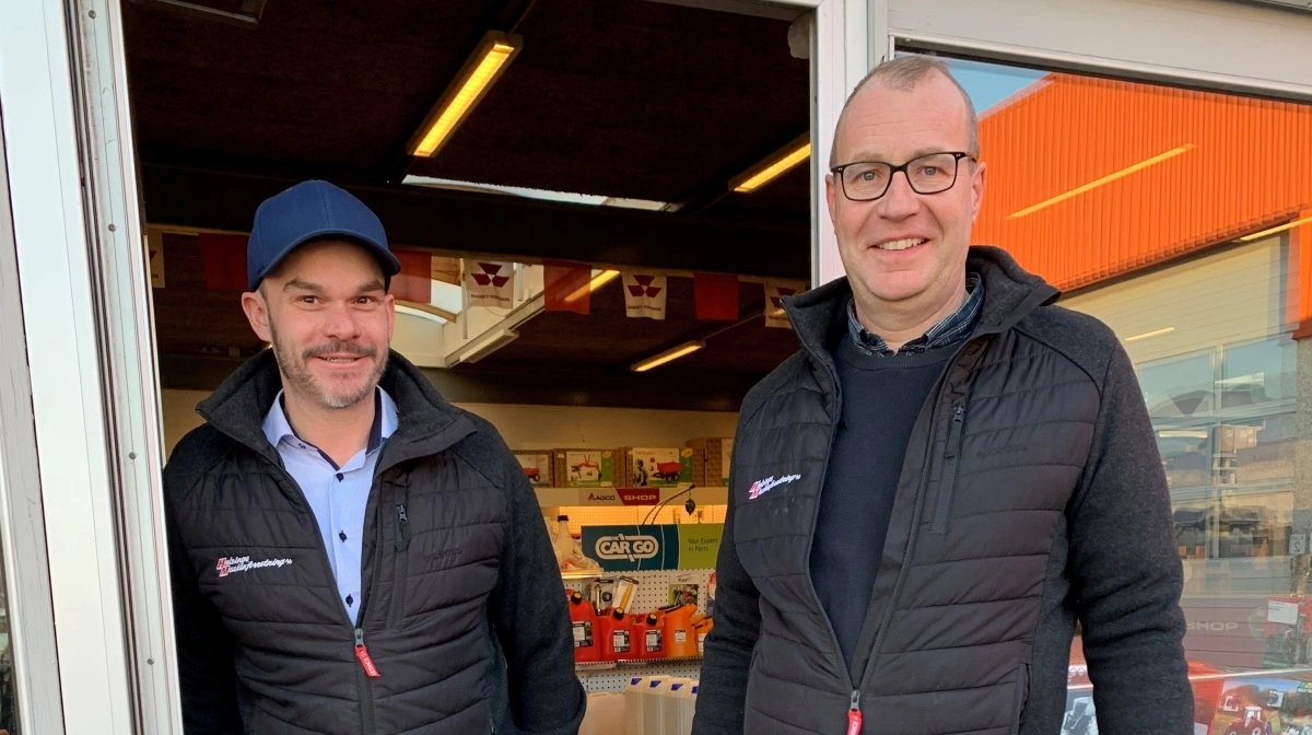 Makkerparret Brian Skøtt (tv) og Bo Høst inviterer sammen med medarbejderne i Helsinge Maskinforretning til åbent hus lørdag den 15. marts. Foto: Jesper Hallgren