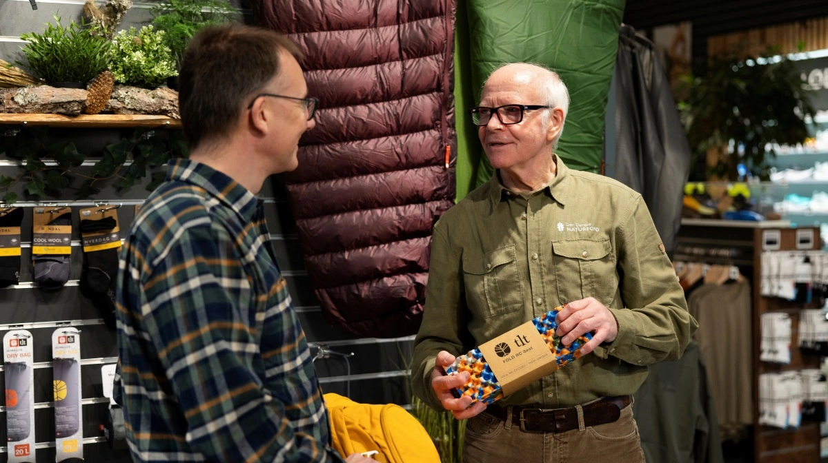 Direktør i Eventyrsport Lars S. Sørensen ved siden af formanden for Den Danske Naturfond, Bengt Holst. Foto: Den Danske Naturfond.