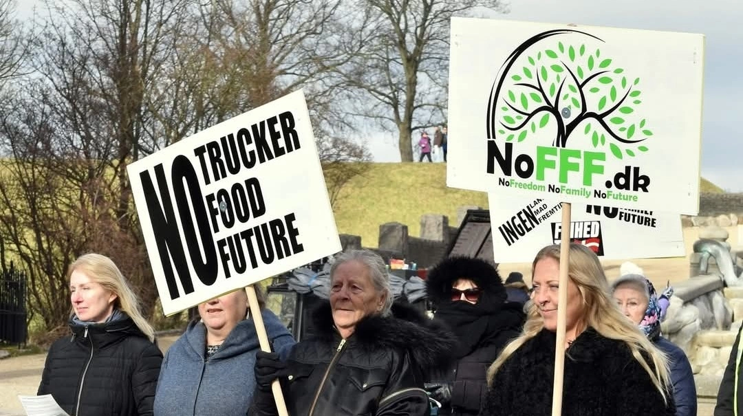 I lørdags demonstrerede protestgruppen NoFFF.dk (No Freedom – No Family – No Future) i København i protest mod blandt andet brugen af fodertilsætningsstoffet Bovaer og regeringens grønne skatter og afgifter. Nu skifter gruppen strategi. Fotos: Ingelis Ørum