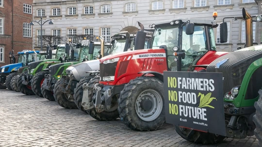 Demonstrationen i lørdags fandt sted under sloganet No Freedom - No Family - No Future, men som det ses på fotoet, udelukkede det ikke skilte med sloganet No Farmers No Food No Future fra den anden NoFFF-fraktion. 