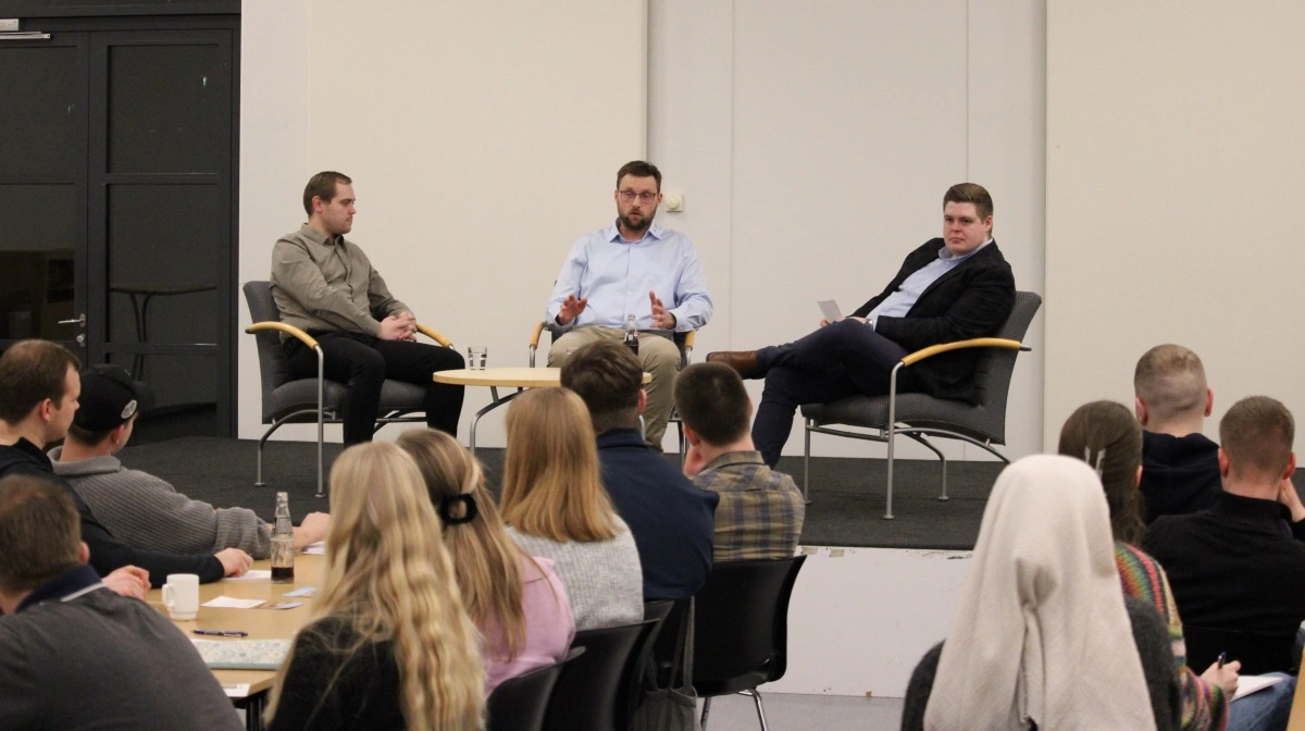 Liberal Alliances Carl Andersen (tv), Bæredygtigt Landbrugs formand Niels Hauge Mikkelsen og ordstyrer Frederik Petersen (th) foran 40 unge mennesker til en samtale om politik og landbrug. Fotos: Mads Lorentzen Leth