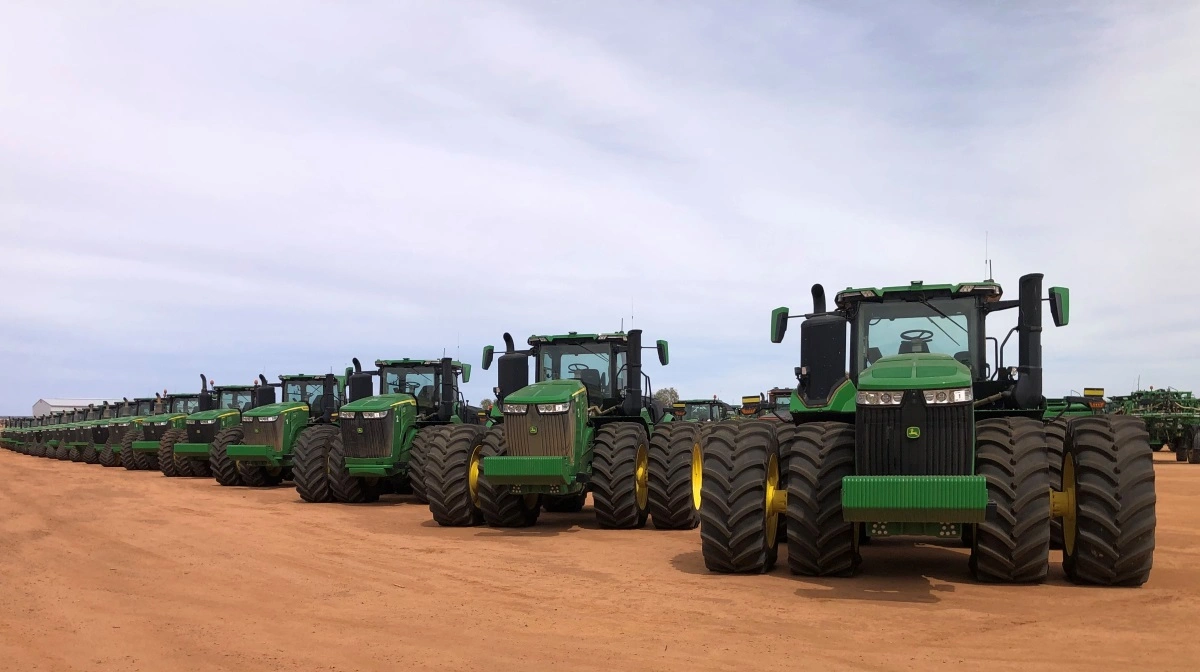 Rækken af John Deere-traktorer til gennemsyn på den netop afholdte maskinauktion. Fotos: Brian Østergaard