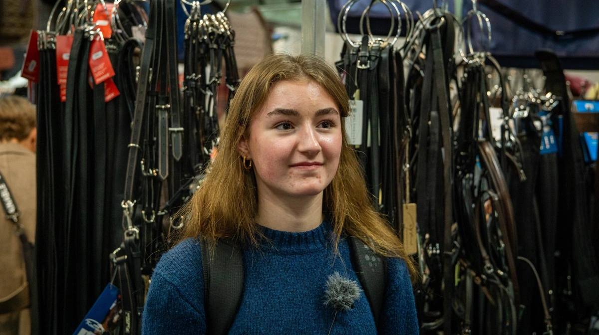 Sine Lorck Fuglebjerg går på linjen for islandske heste på Husby Efterskole i Ulfborg, og sammen med sine efterskolevenner er hun ved Hest & Rytter messen i Herning. Foto: Victor Juul Grønbæk