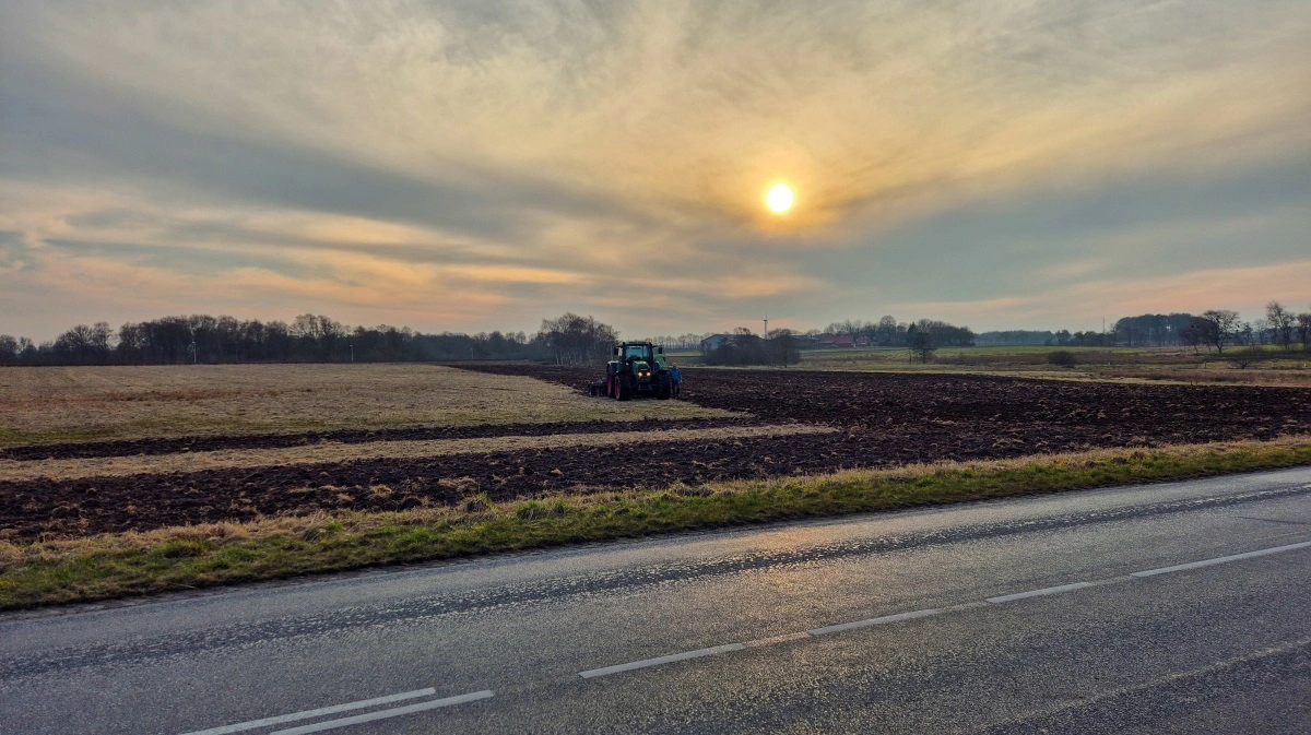 Det tørre og varme vejr gav mandag rig mulighed for at komme i marken, hvilket blev udnyttet, blandt andet ved Gødstrup vest for Herning, hvor billedet her stammer fra. Fotos: Henning K. Andersen