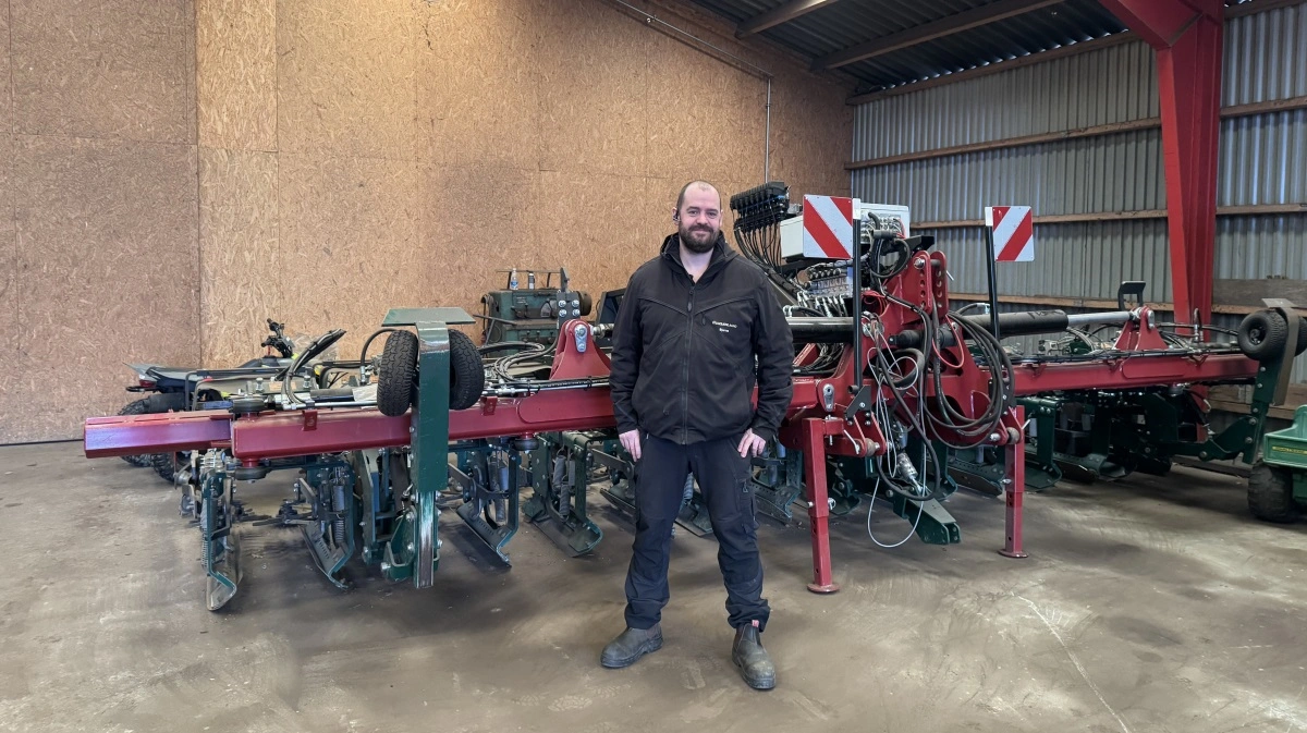 Den otterækkede Opti Weeder fra MSR Plant Technology står klar til anden sæson hos Egebjerg Agro efter at have været over cirka 1.000 hektar i 2024. En stor del af dem med Bjarne Lauritsen selv bag rattet. Foto: Kasper Stougård 