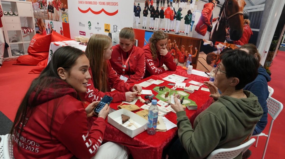 Ung i DV og hesteagronom Martha Herold Voss havde nogle hyggelige timer på Dansk Varmblods stand i Herning. Fotos: Kee Frandsen