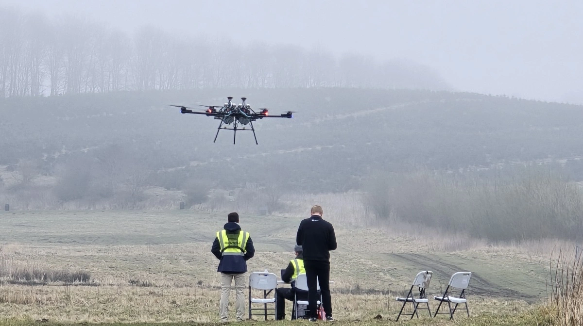 Den store drone kan løfte 50 kg, flyve i 35 minutter og i den tid kortlægge 25-35 hektar.