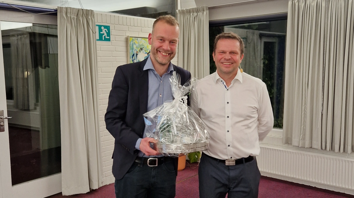 Lennart Westh (th) afløste for et år siden Frederik Tolstrup (tv) som formand, og på generalforsamlingen for nylig forlod Frederik Tolstrup så også sin plads i bestyrelsen efter 10 år. Det udløste en gave fra foreningen og store klapsalver fra de fremmødte. Foto: Bornholms Landbrug & Fødevarer 