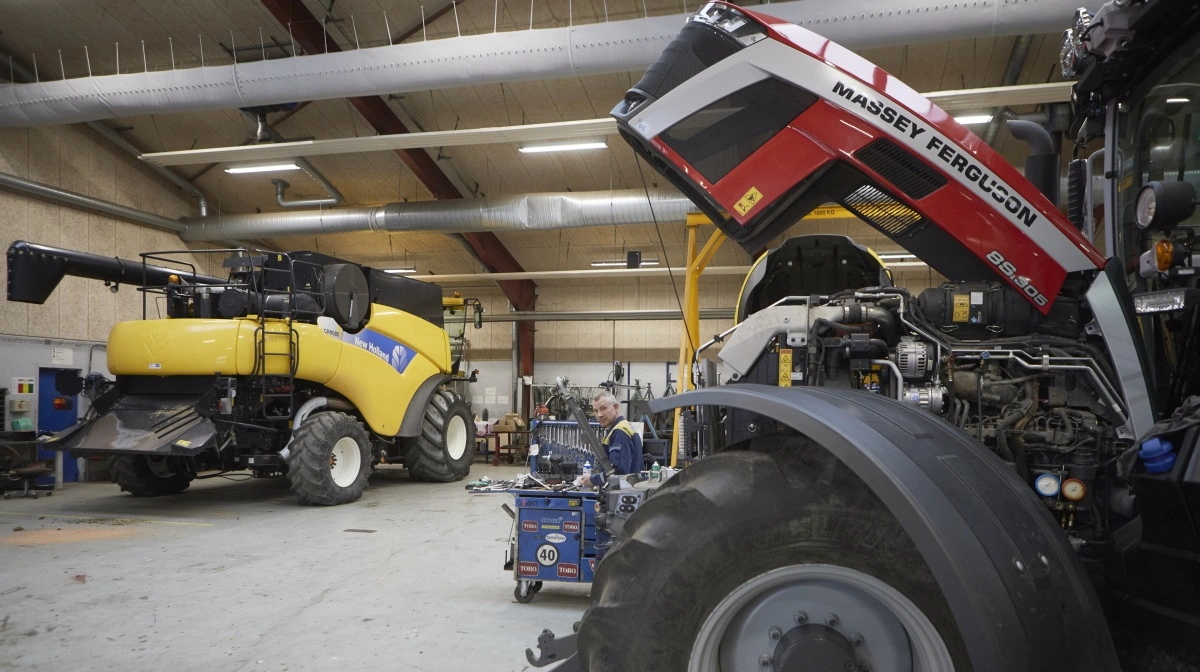 - Alle folkene er blevet hos os, trods skiftet fra New Holland til Massey Ferguson. Derfor er vores erfarne serviceorganisation helt intakt, fremhæver salgschef Bjarne Obel.