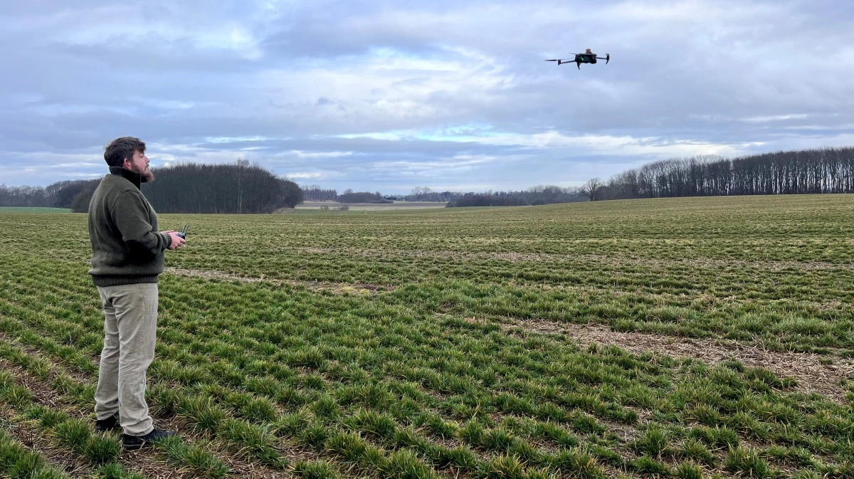 Sidste år styrede spotsprøjtningsspecialist Andreas Skov Rasmussen dronen ud over 2.300 hektar. I år forventer han at nærme sig det dobbelte areal. Fotos: Agrovi