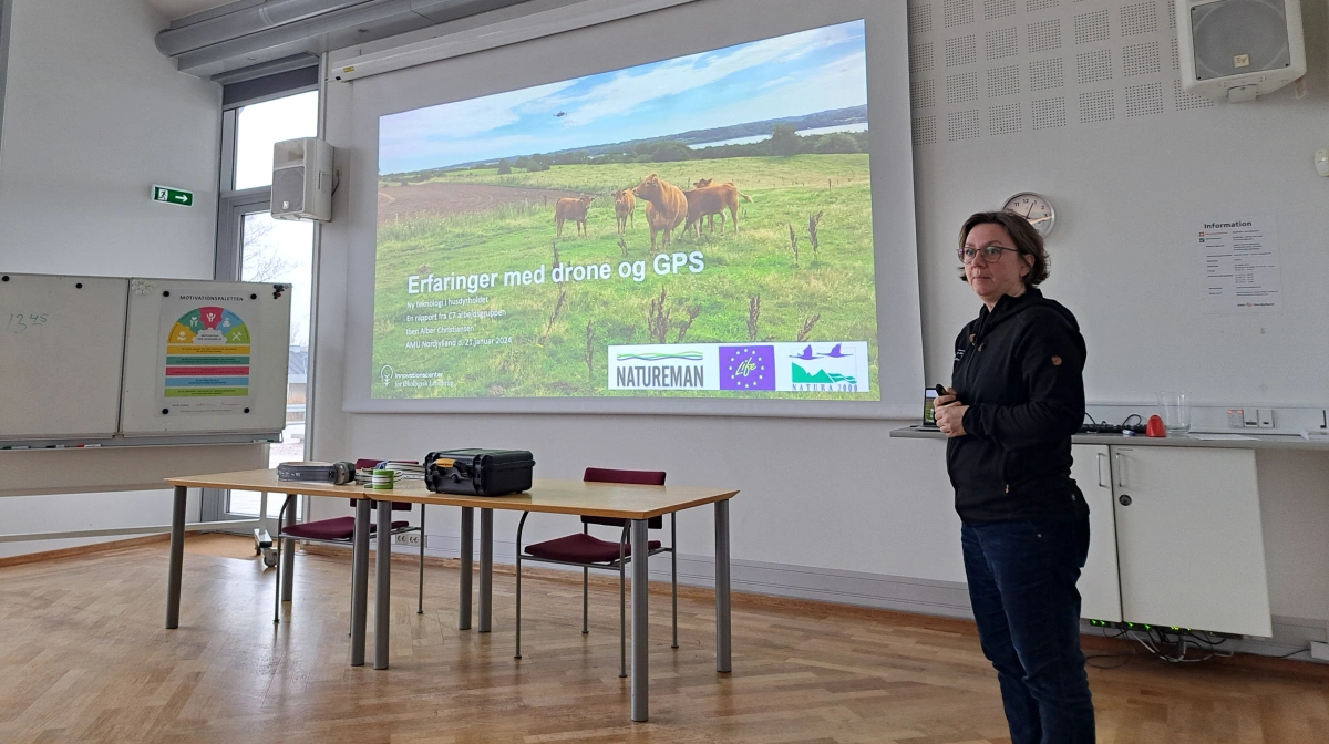 På temadagen fremlagde Iben Alber Christiansen fra Innovationscenter for Økologisk Landbrug konklusioner fra rapporten, »Erfaringer med droner og GPS – ny teknologi i husdyrholdet«.