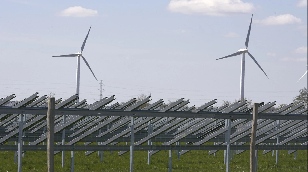 Lolland er én af de kommuner i Danmark, der producerer mest vedvarende energi fra solceller og landvind. Indenfor kommunegrænsen produceres der hvert år grøn strøm svarende til mere end fire gange kommunens samlede elforbrug. Arkivfoto: Erik Hansen