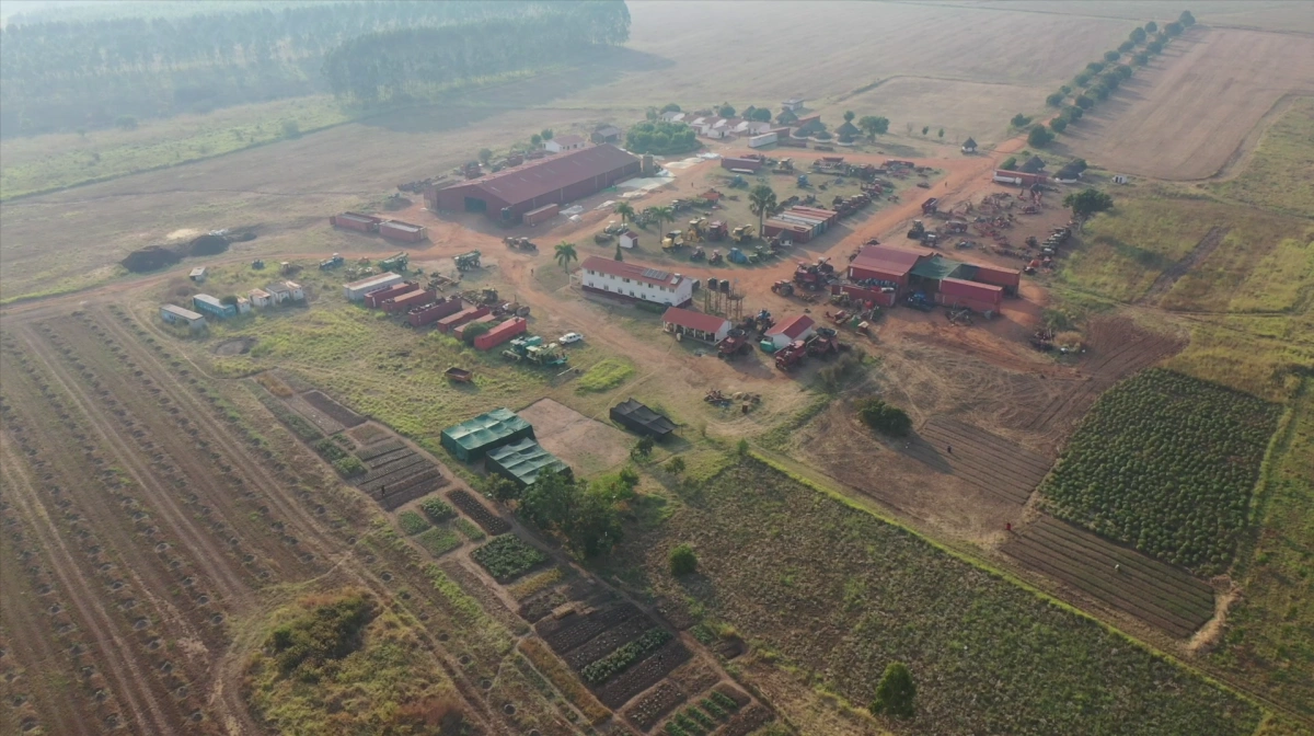 NUAC Farm & Machinery set fra oven med drone.