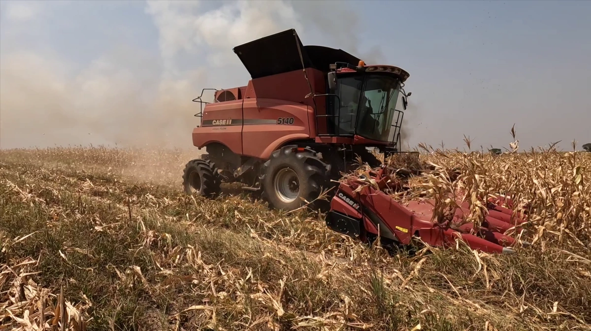 Denne Case IH-mejetærsker er en af mange maskiner, der bruges til at drive landbrug på den ugandiske farm.