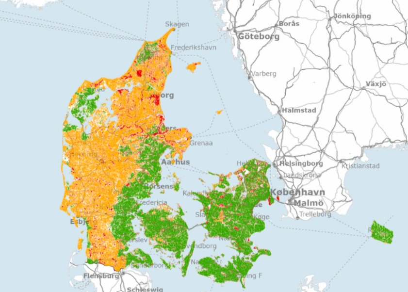 Mens man umiddelbart kan gå i gang med at lave et minivådområde i de grønne arealer, kræves der vandprøver i de gul-orange områder. Og det er som kortet viser, i høj grad en jysk specialitet. Kilde: MiljøGis 