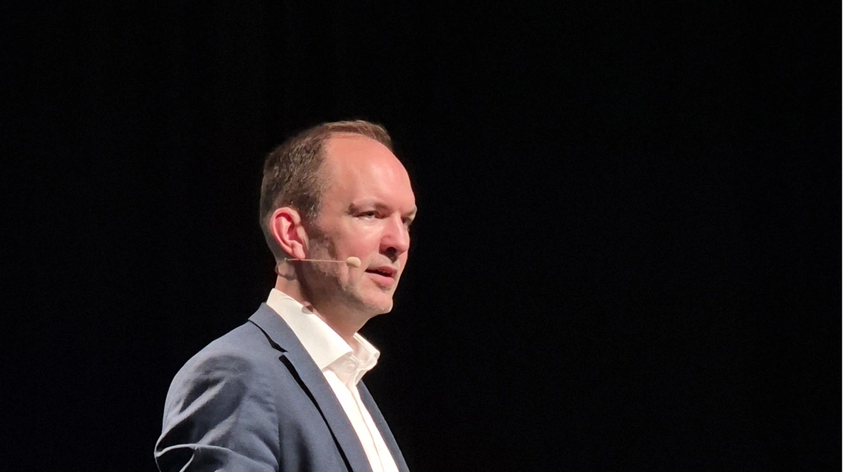 Trepartsminister Jeppe Bruus er klar til at se på, om der skal være hårdere straffe for at køre gylle ulovligt ud på frosne marker. Arkivfoto: Tenna Bang