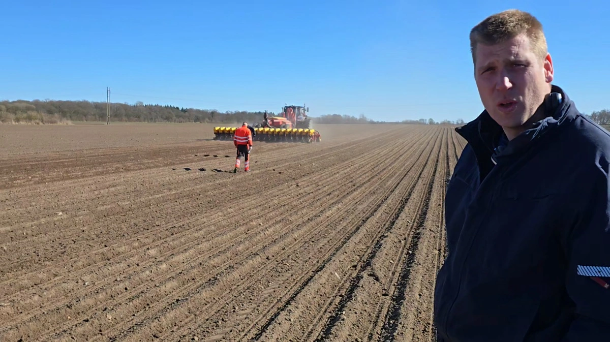 - Det er ikke godt for sukkerroerne i Danmark, at den uenighed om afregningen er kommet så langt ud, siger Simon Ludvigsen, ejer af Døllefjelde Maskinstation. Fotos: Jørgen P. Jensen