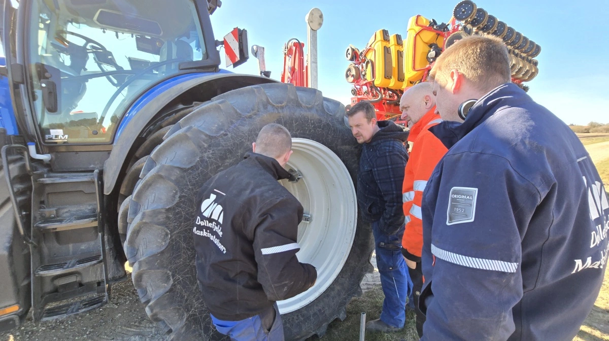 Finjusteringen af de 4 for mange centimeter mellem to træk med såmaskinen foretages ved at stille på traktorens hjul.