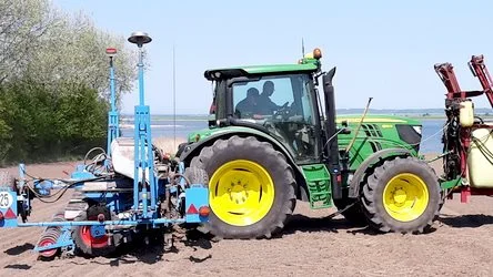 - Giv ikke mere flydende N, end planten skal bruge nu og her. For det optages ret hurtigt. Så en 10-20 kg flydende N maksimalt, fastslår Allan Holm Nielsen fra Flex Fertilizer System i Odense. Fotos: Flex Fertilizer System