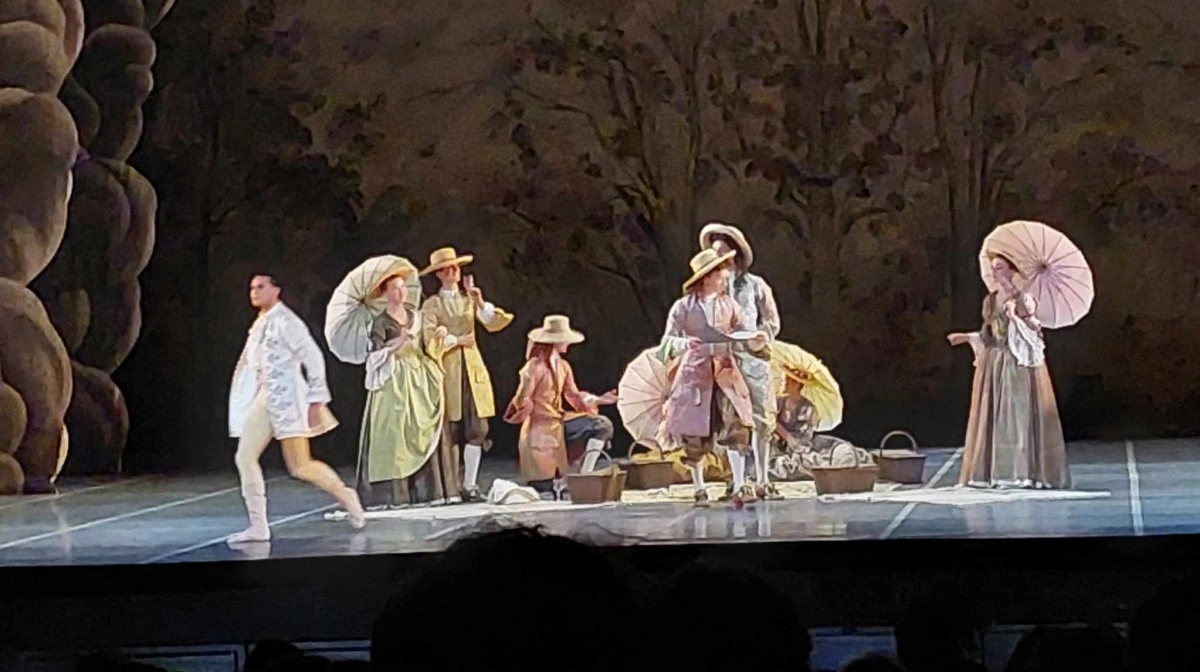 Befolkningen i provinsen og landdistrikterne engagerer sig mere i sport end i mere
traditionel kultur, som her balletforestilling i Operaen. Foto: Henriette Lemvig