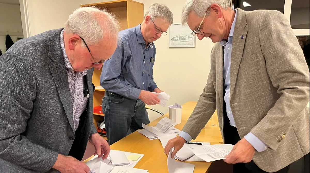 To af foreningens tidligere formænd, Arne Jørgensen (tv) og Jørgen Petersen (th), varetog jobbet som stemmetællere sammen med Jens Christensen (i midten), der er økonomikonsulent i Østdansk Landboforening. Foto: Jesper Hallgren