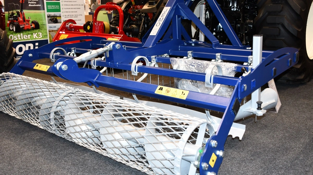 Ridebaneplaneren af modellen »Danjer« er 200 centimeter i bredden og er monteret med net-tromle, hovslagsskraber og barrierehjul.