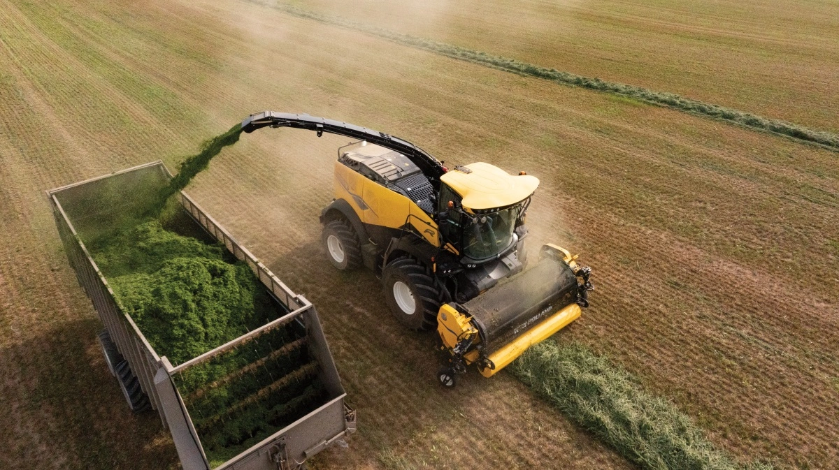 New Hollands nye komfortkabine til FR Forager Cruiser-finsnitteren tilbyder 12,5 procent mere gulvplads og forbedret udsyn. Støjdæmpende materialer i ruder, gulv, loft og bagvæg reducerer lydniveauet med 2,5 dB, hvilket sikrer føreren en mere behagelig arbejdsdag, selv under de mest krævende forhold.