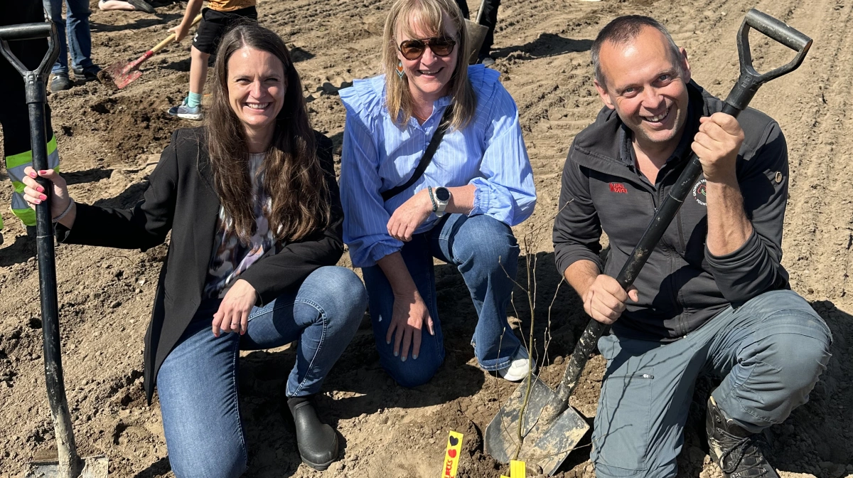 Holmris B8 står sammen med Growing Trees Network bag udplantningen af den nye skov hos lodsejer Lars Pedersen i Jelling. Pressefoto: Folkeskoven.dk