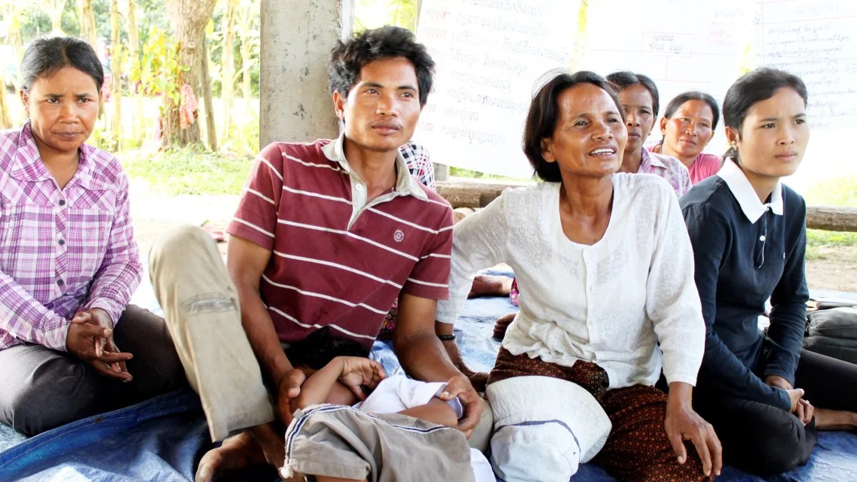 Landmand Truong Quoc Hung (i rød trøje) og hans kone Lu (th) er til det ugentlige møde i ADDA’s lokale markskole nær Siem Reap i Cambodia. Udbyttet af markskole-møderne er fagligt og socialt meget store, siger de begge. Fotos: Jørgen P. Jensen